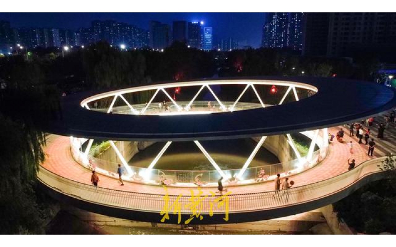 山東濟南云影橋夜晚變幻五彩水簾，成為臘山河夜景的璀璨亮點